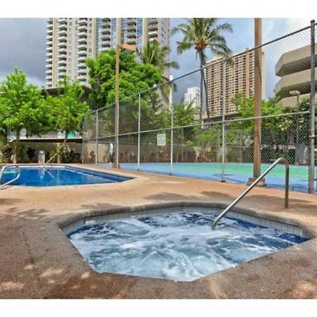 Spacious Studio W/ Parking, Beach/Mall/Park Honolulu Exterior photo