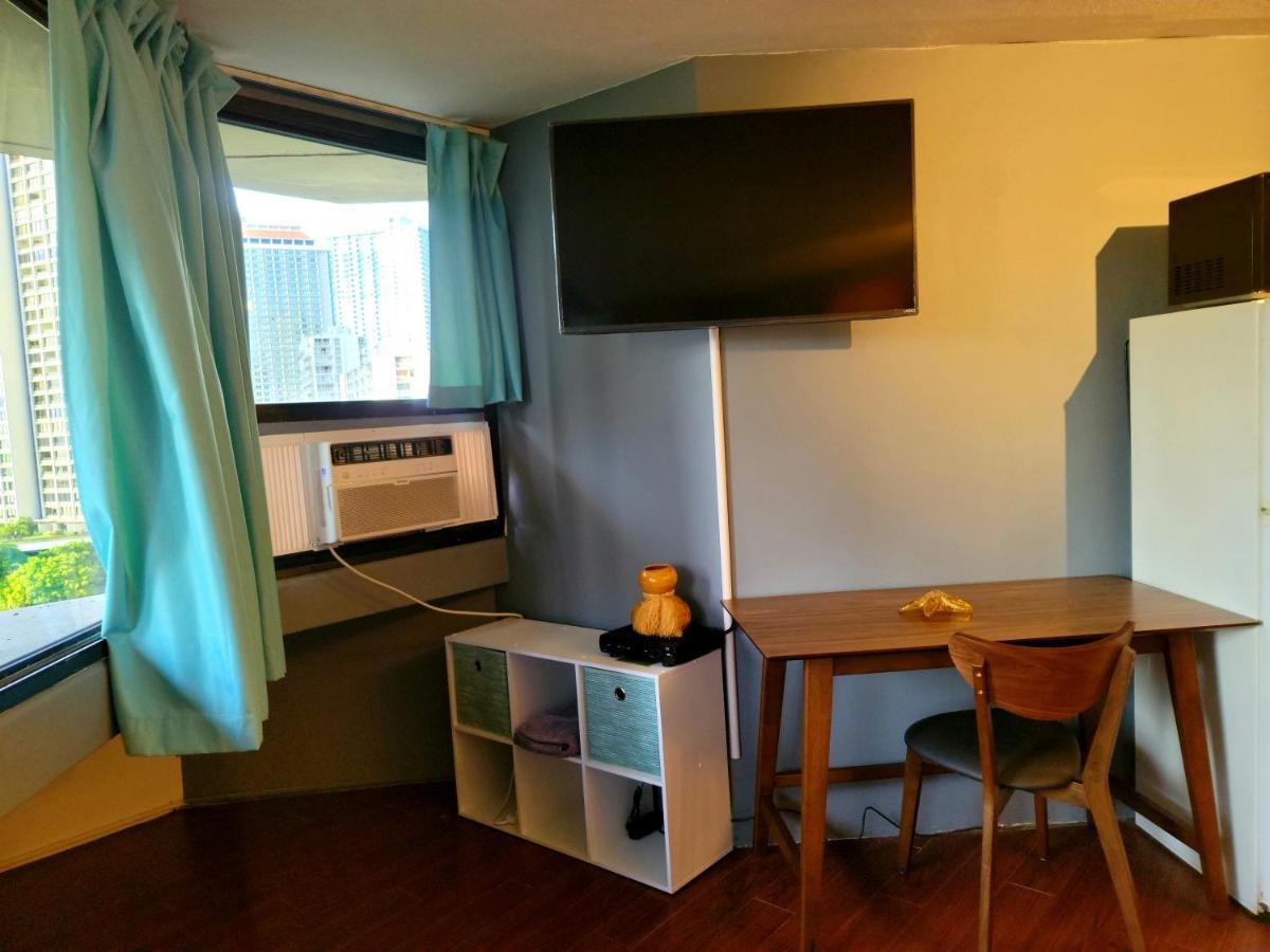 Spacious Studio W/ Parking, Beach/Mall/Park Honolulu Exterior photo