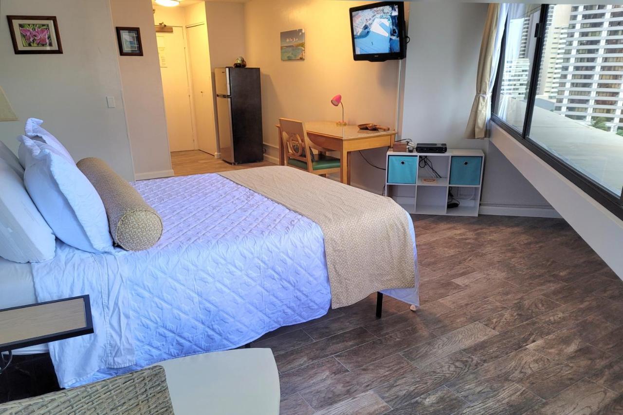 Spacious Studio W/ Parking, Beach/Mall/Park Honolulu Exterior photo