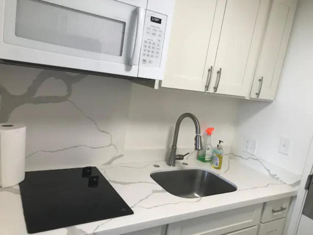 Spacious Studio W/ Parking, Beach/Mall/Park Honolulu Exterior photo