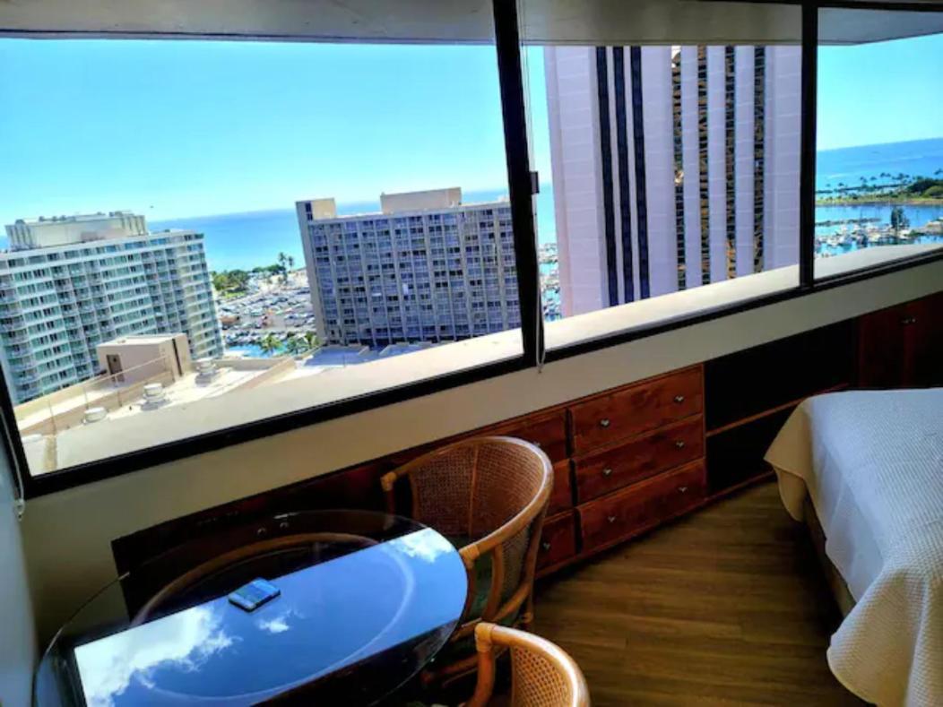 Spacious Studio W/ Parking, Beach/Mall/Park Honolulu Exterior photo