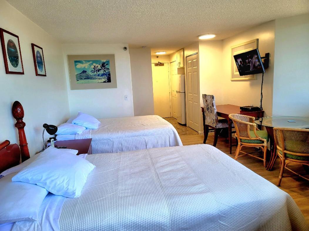 Spacious Studio W/ Parking, Beach/Mall/Park Honolulu Exterior photo