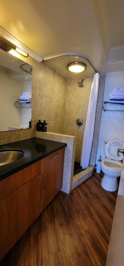 Spacious Studio W/ Parking, Beach/Mall/Park Honolulu Exterior photo