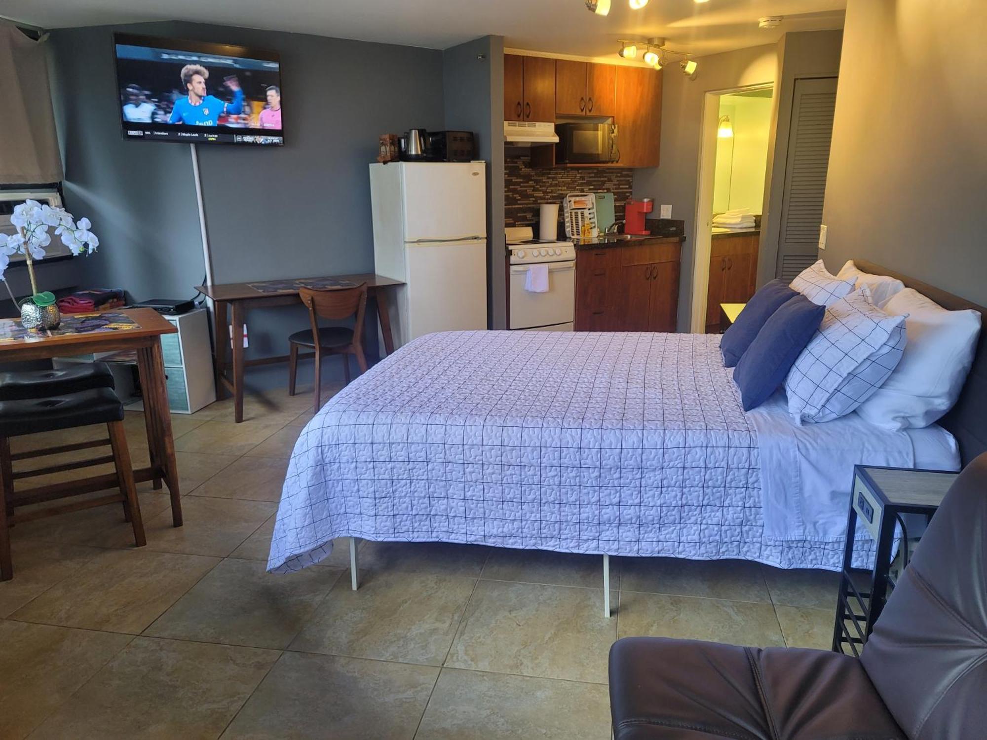 Spacious Studio W/ Parking, Beach/Mall/Park Honolulu Room photo