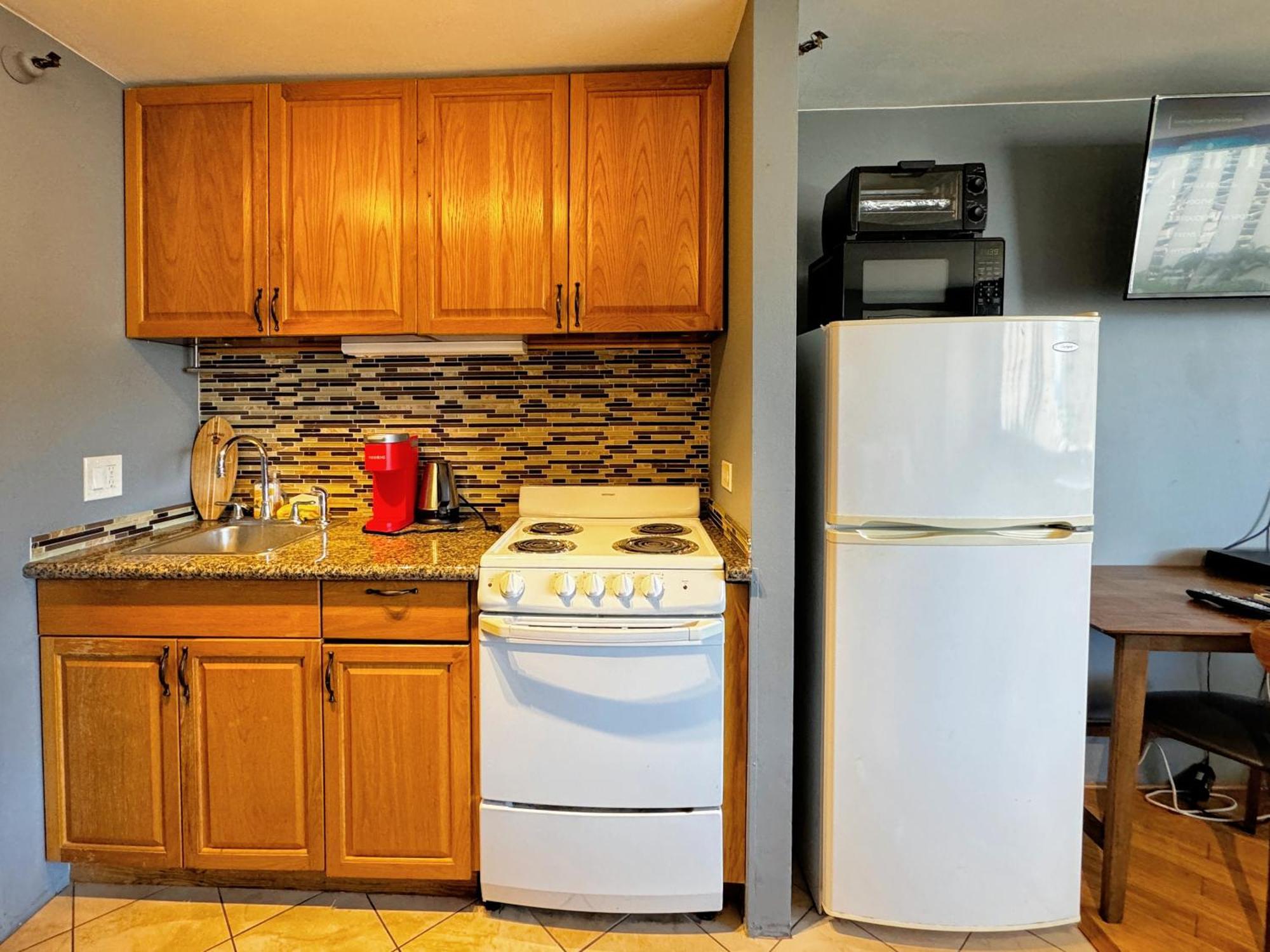 Spacious Studio W/ Parking, Beach/Mall/Park Honolulu Exterior photo